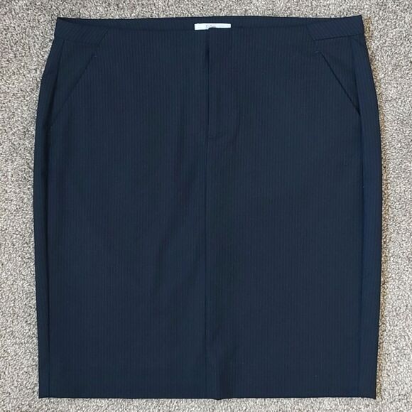 Like New Gap Size 6 Stretch Navy Pinstripe Pencil Skirt - Picture 1 of 7